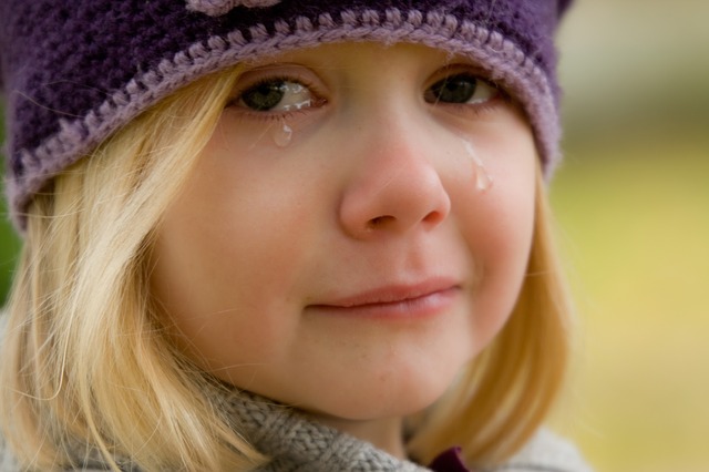 Dziewczynka płacze