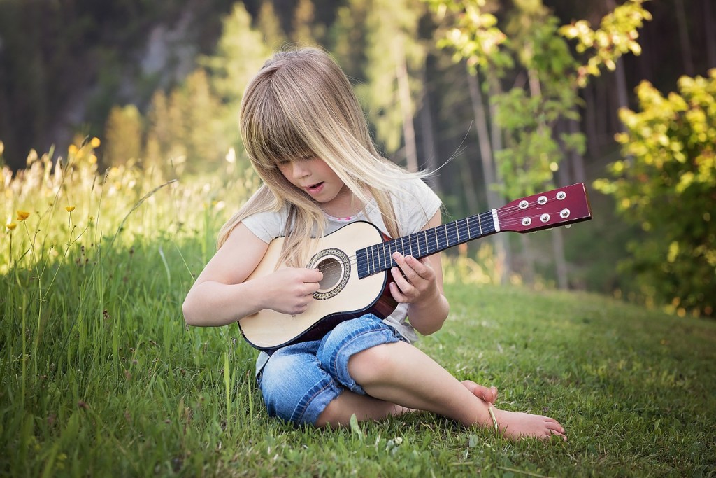 dziecko gra na gitarze